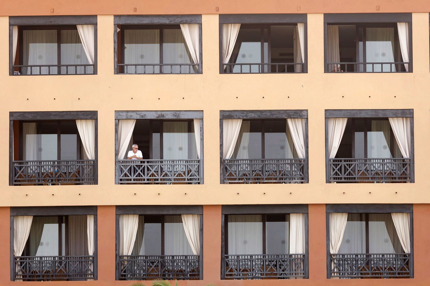 Koronaviruksen vuoksi eristetyssä hotellissa Teneriffalla on jopa 700 vierasta. Heidän joukossaan parikymmentä suomalaista. Turistit eivät saa liikkua hotellialueen ulkopuolella.