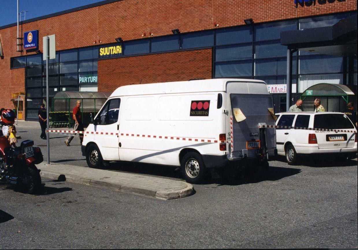 Ryöstäjät yrittivät Turussa murtautua raha-auton sisuksiin kulmahiomakonetta käyttäen auton kyljen läpi. Raskaan suojarakenteet estivät teon.