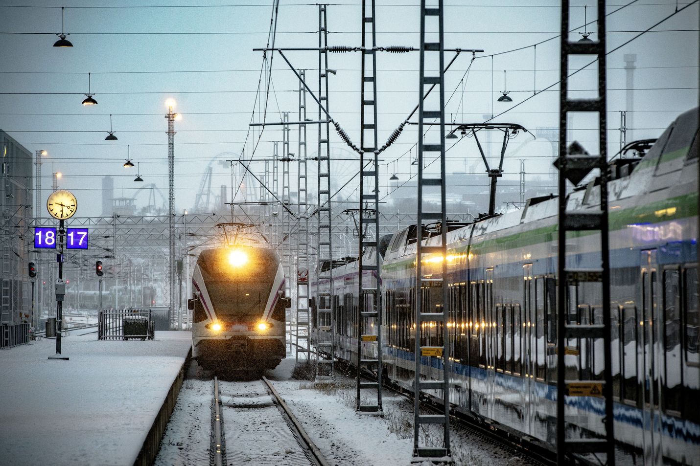 VR on varannut kaukojuniin hengityssuojaimia ja suojakäsineitä koronavirustartuntojen varalta.