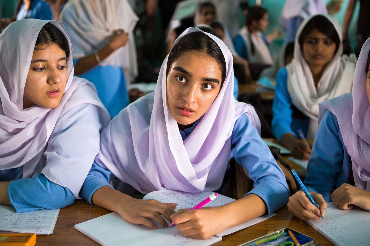 16-vuotias Nisha (Maria Mozhdah) asuu Oslossa ja elää kaksoiselämää. Kun selviää, että Nishalla on poikaystävä, tämä lähetetään Pakistaniin.
