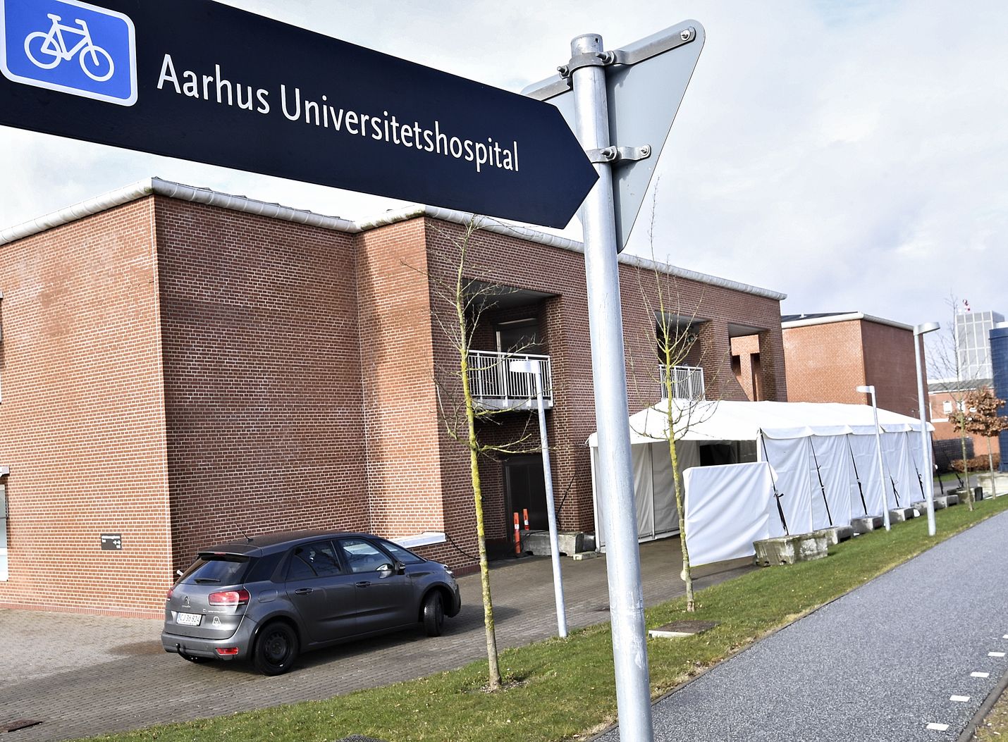 Tanskassa Aarhusin yliopistosairaalan edustalle nousi drive-in-teltta koronavirustestien ottamiseksi. Tautiepäiltyjen ei tarvinnut poistua autosta testiä varten.