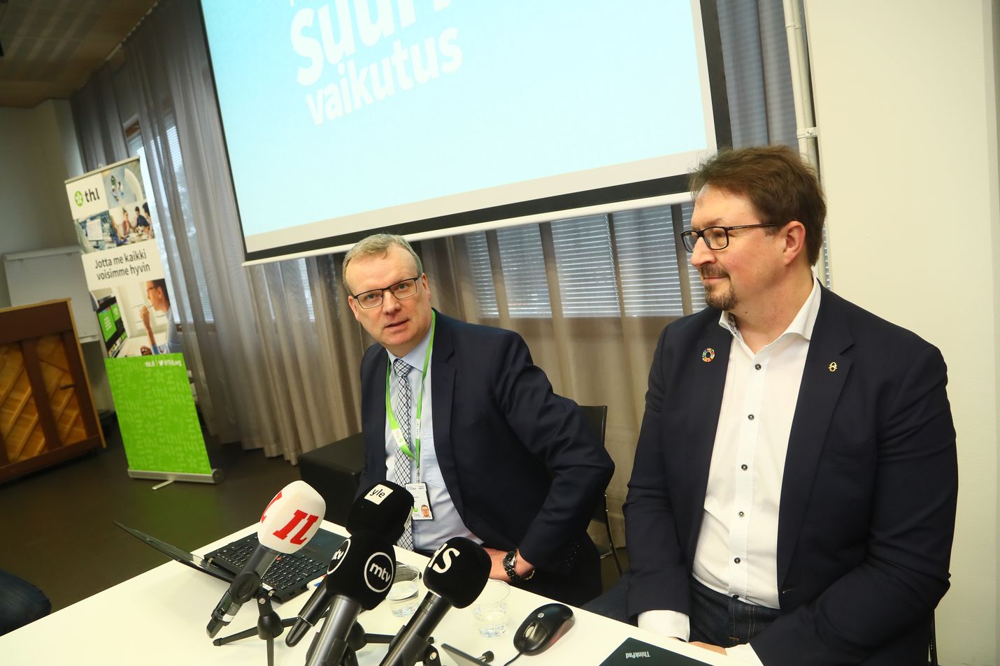 THL:n pääjohtaja Markku Tervahauta ja johtaja Mika Salminen painottivat kansalaisille ohjeiden noudattamista.