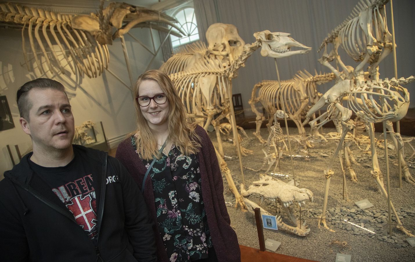 Kotkalaiset Jukka Saariniemi ja Nina Barck viettivät lauantai-iltapäivää Luonnontieteellisessä museossa. Alun perin heidän piti tulla Helsinkiin pubivisan finaaliin, mutta se peruttiin.