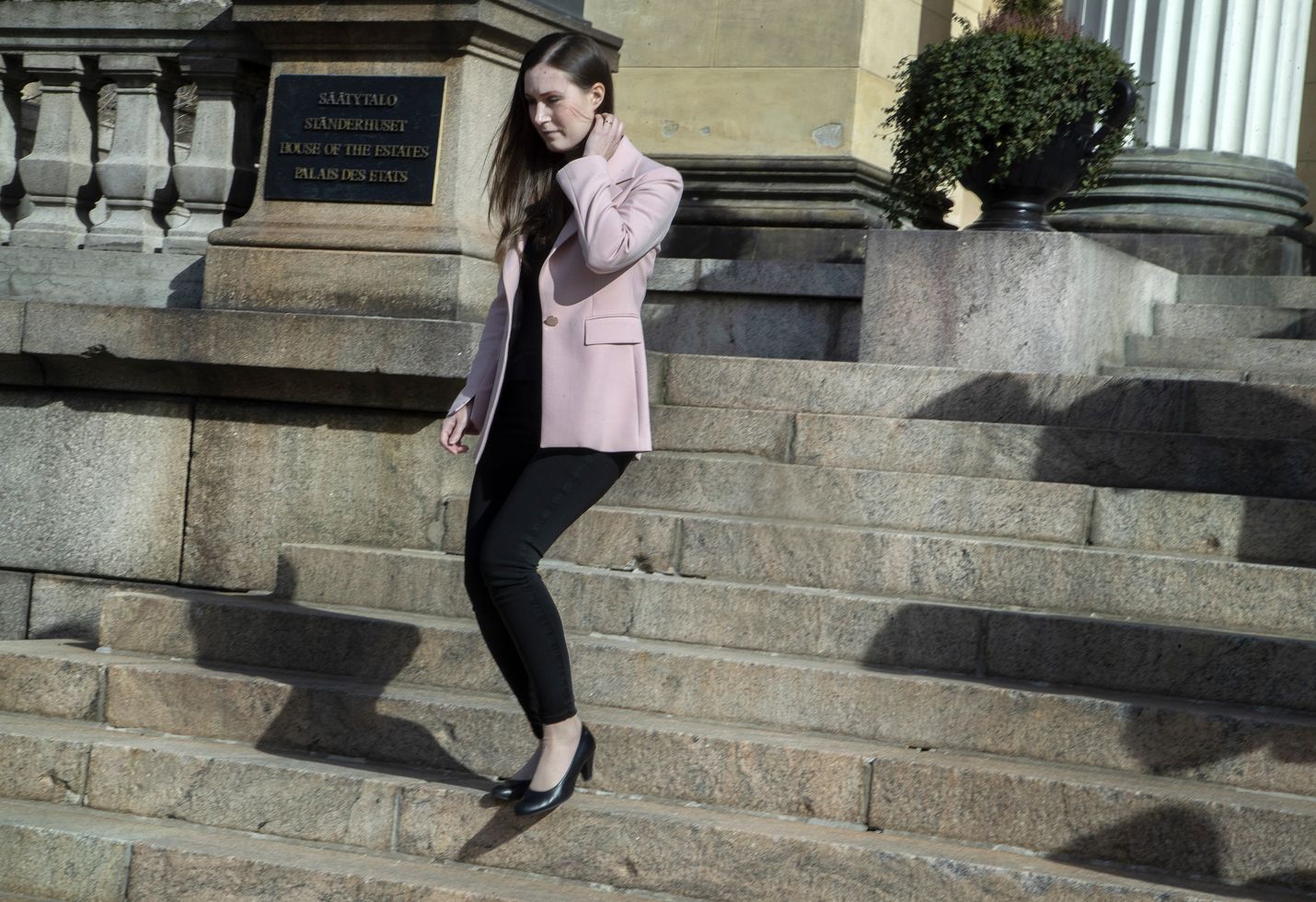 Pääministeri Sanna Marin (sd.) kertoi tiistaina hallituksen sulkevan Suomen ravintolat. Ruuan ulosmyyntioikeus jää.