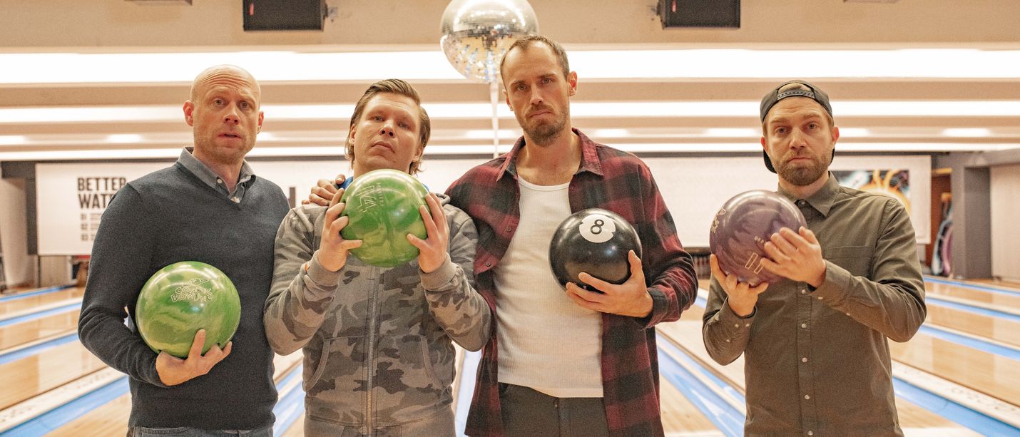 Modernit miehet Matti (Iikka Forss), Jarkko (Eero Milonoff), Tuomas (Tommi Rantamäki) ja Pete (Jarkko Niemi) kohtaavat miehisyyden pelkojaan ja ajautuvat noloihin tilanteisiin.