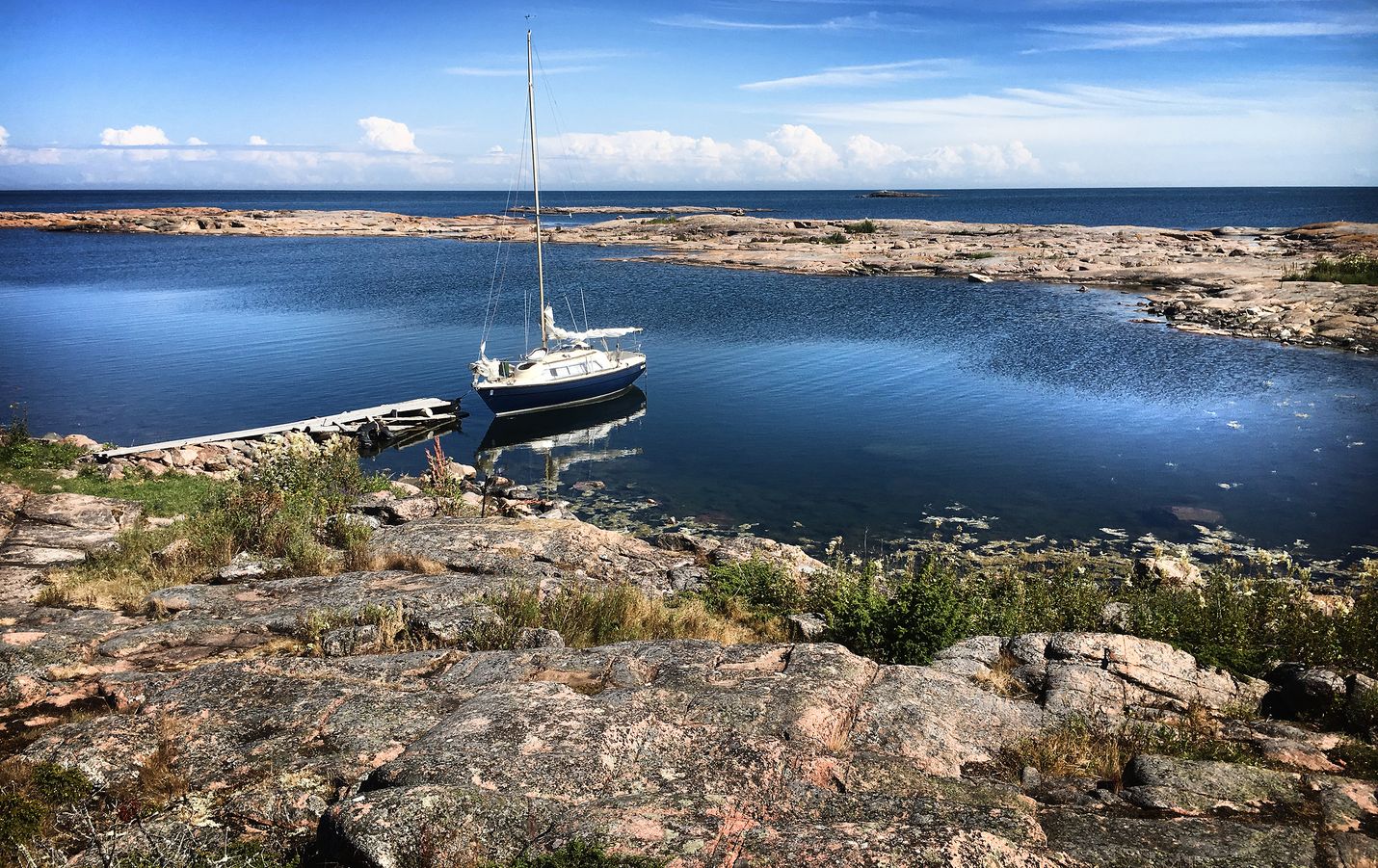 Tänä keväänä ja kesänä veneilyä rajoittavat sekä liikkumista ja sosiaalisia kontakteja koskevat suositukset että rajanylityksiä koskevat kiellot. Rajavartiolaitoksen mukaan parempi olisi pysyä maissa kokonaan.