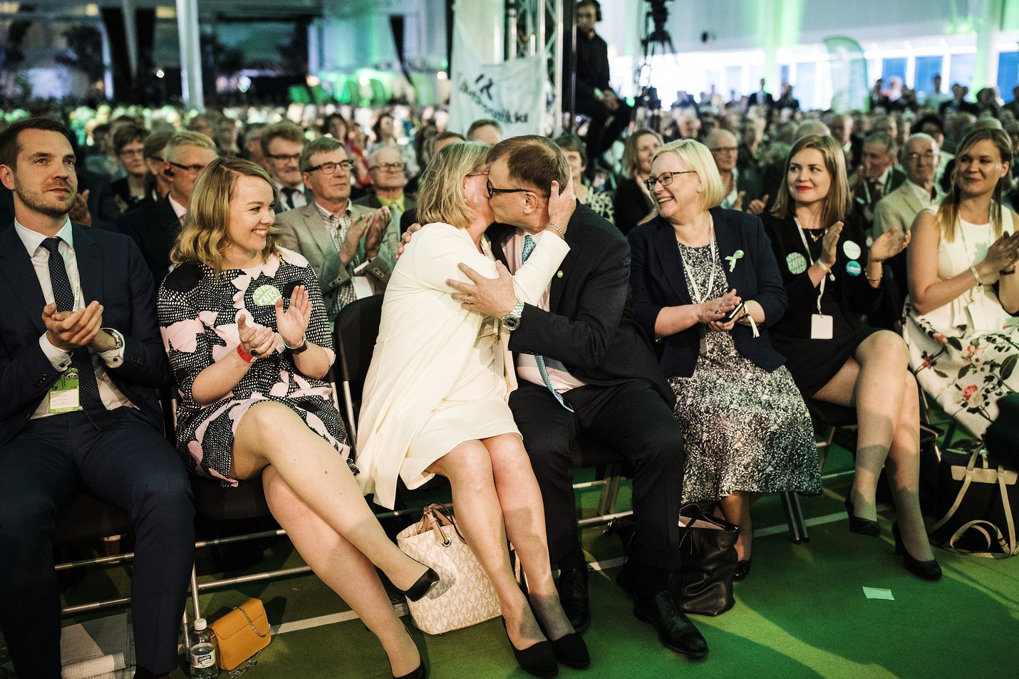 Keskustaväki Sotkamossa kesällä 2018. Silloin puheenjohtaja Juha Sipilä uusi mandaattinsa. Ylimääräinen puoluekokous pidettiin jo seuraavana vuonna syksyllä Kouvolassa, jossa Katri Kulmuni tarttui ohjaksiin.