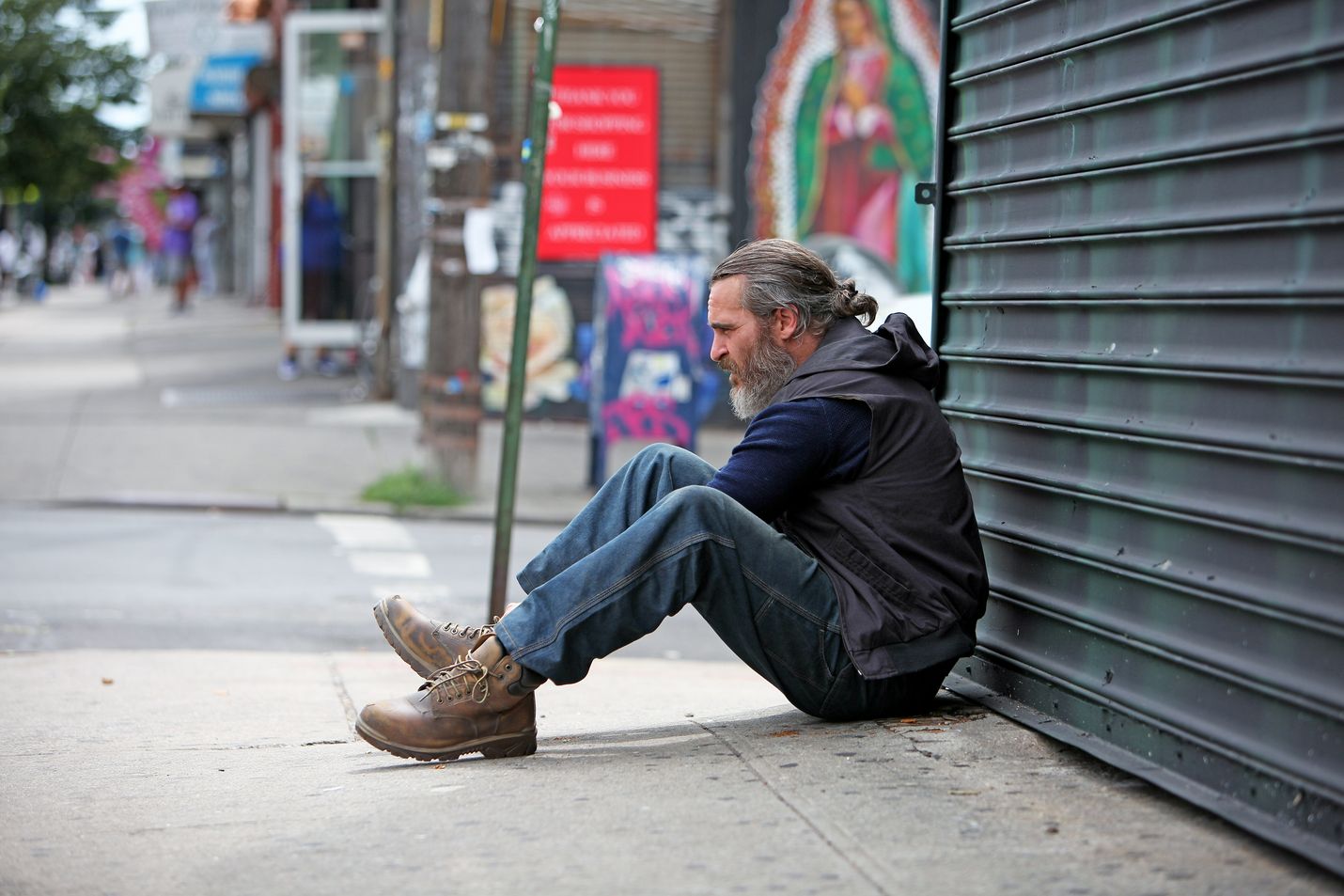 Joaquin Phoenix esittää kolhittua newyorkilaista sotaveteraania, joka lähtee pelastamaan senaattorin nuorta tytärtä pedofiiliringin kynsistä.