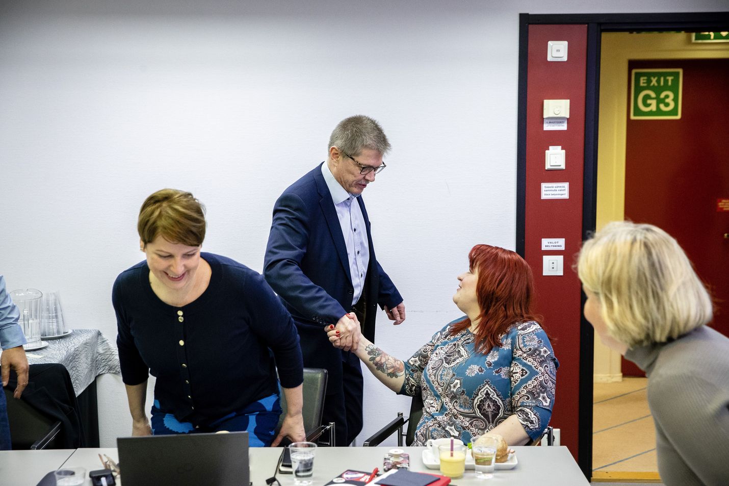 Kuntatyönantajat ja kunta-alan pääsopijajärjestöt aloittivat neuvottelut uusista virka- ja työehtosopimuksista tammikuussa. Kuntatyönantajien Markku Jalonen kätteli tuolloin Tehyn puheenjohtajaa Millariikka Rytköstä. Tehyn Else-Mai Kirvesniemi vasemmalla.