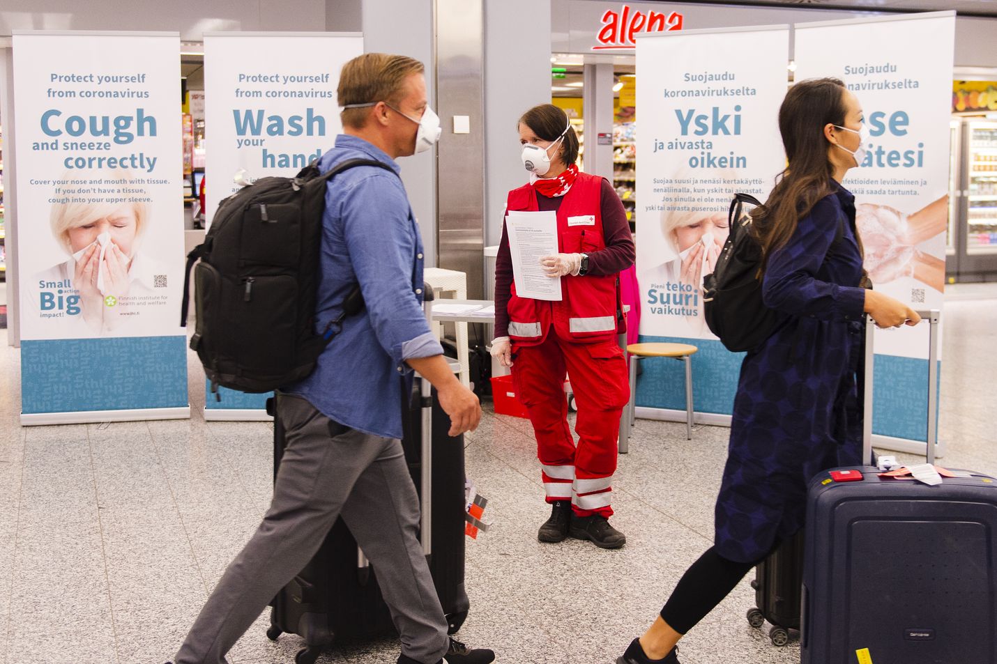Helsinki-Vantaan lentokentälle saapuu yhä matkustajia. Heidät pyritään ohjaamaan karanteeniin.