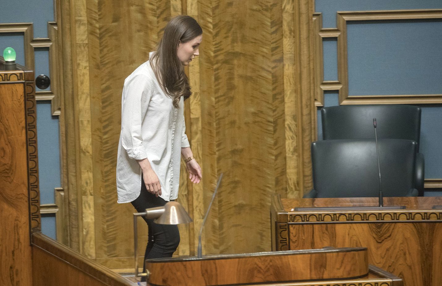 Eduskunta keskusteli lauantaina kaksi tuntia ravintolojen sulkemisesta. Myös pääministeri Sanna Marin (sd.) ehti suureen saliin. Kuva on torstain kyselytunnilta.