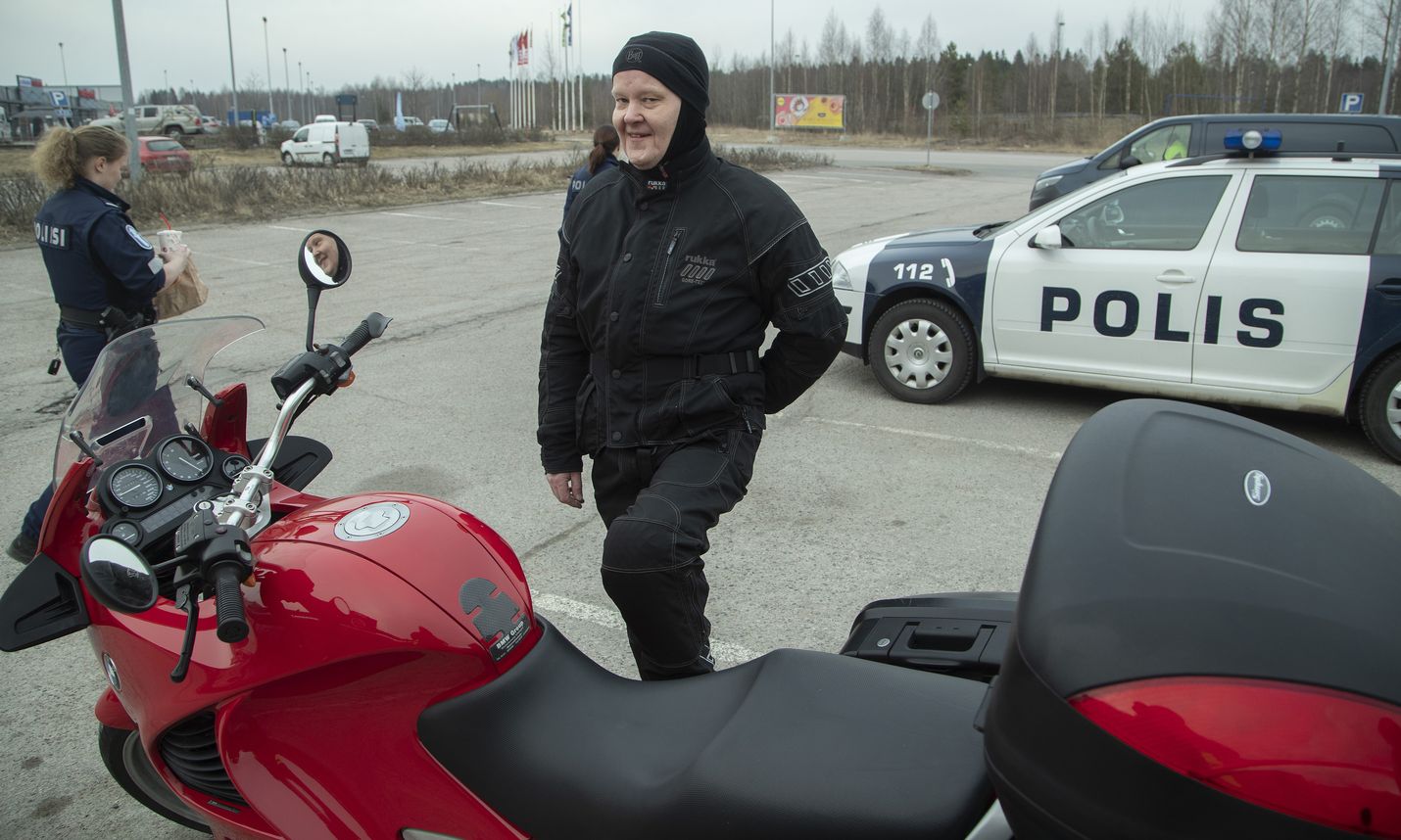 Juha Riihimäki pysähtyi Hyvinkään Teboilille pitämään taukoa.