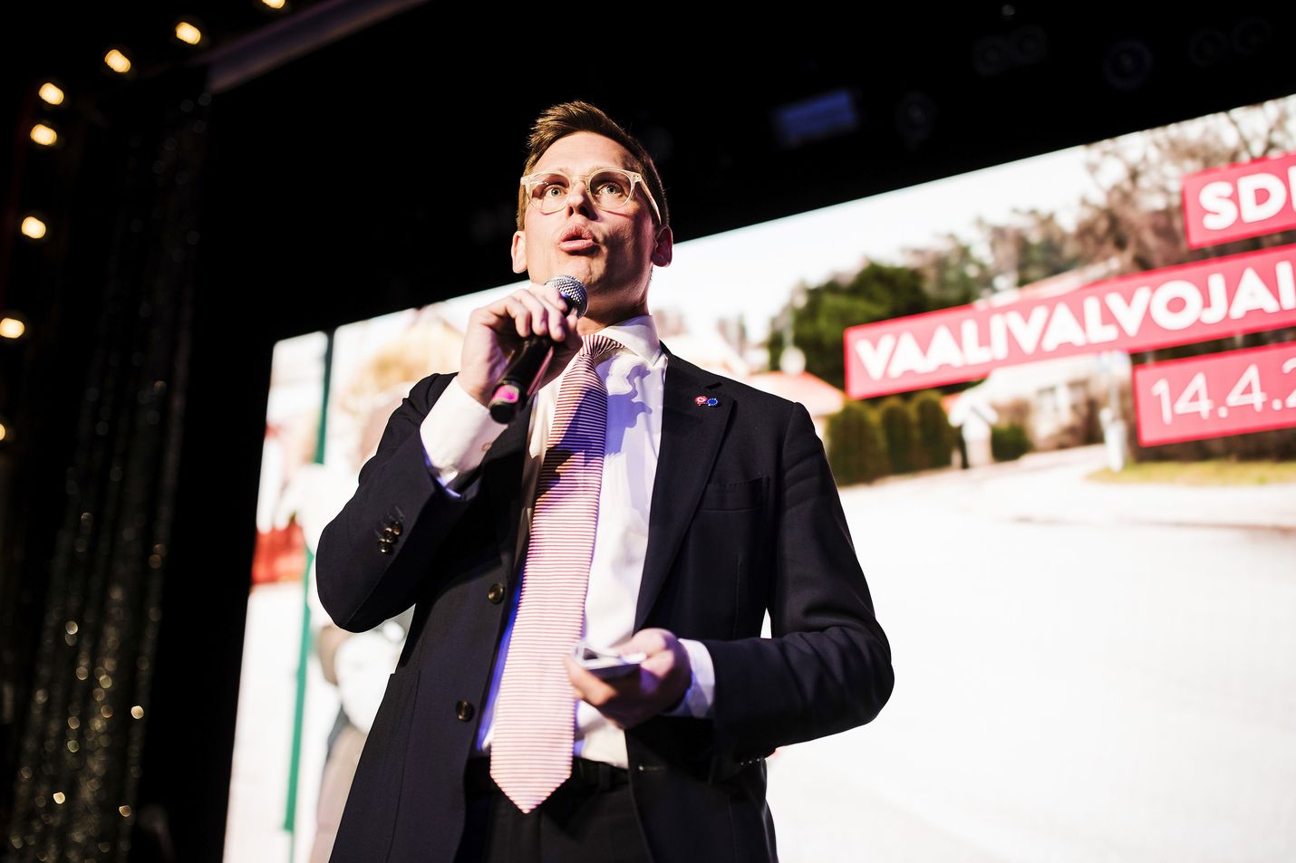 Myös sdp siirtää puoluekokoustaan. Puoluesihteeri Antton Rönnholm perustelee siirtoa osallistujien turvallisuuden takaamisella koronatilanteessa.