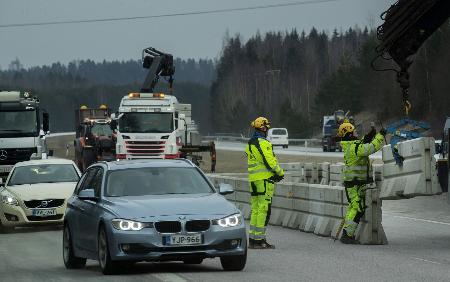 Poliisi valvoo Uudenmaan rajaliikennettä.