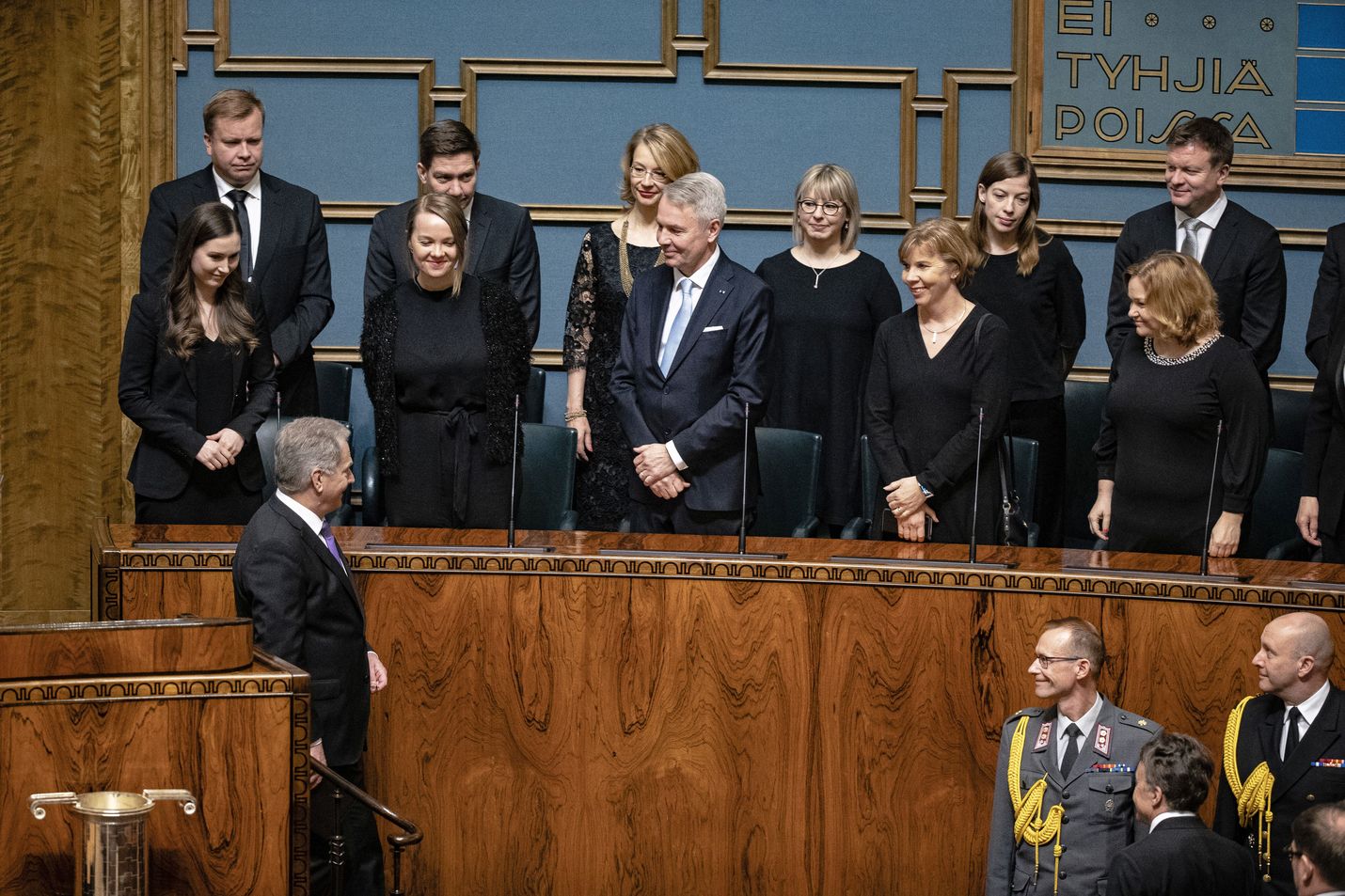 Pääministeri Sanna Marinin (sd.) johtama hallitus ja presidentti Sauli Niinistö ovat eri linjoilla siitä, tarvitaanko Suomeen operatiivista virkamiesryhmää johtamaan koronaviruksen torjuntatoimien valmistelua.