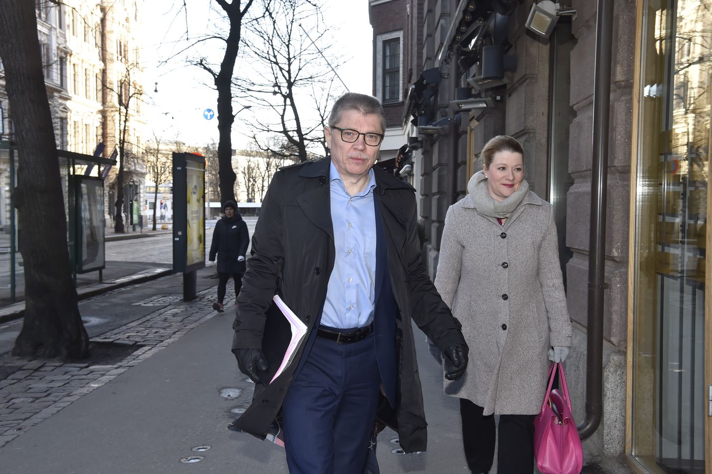 Kunta-alan neuvottelijat saapuivat valtakunnansovittelijan toimistoon keskiviikkona aamulla. Etualalla Kuntatyönantajien Markku Jalonen.