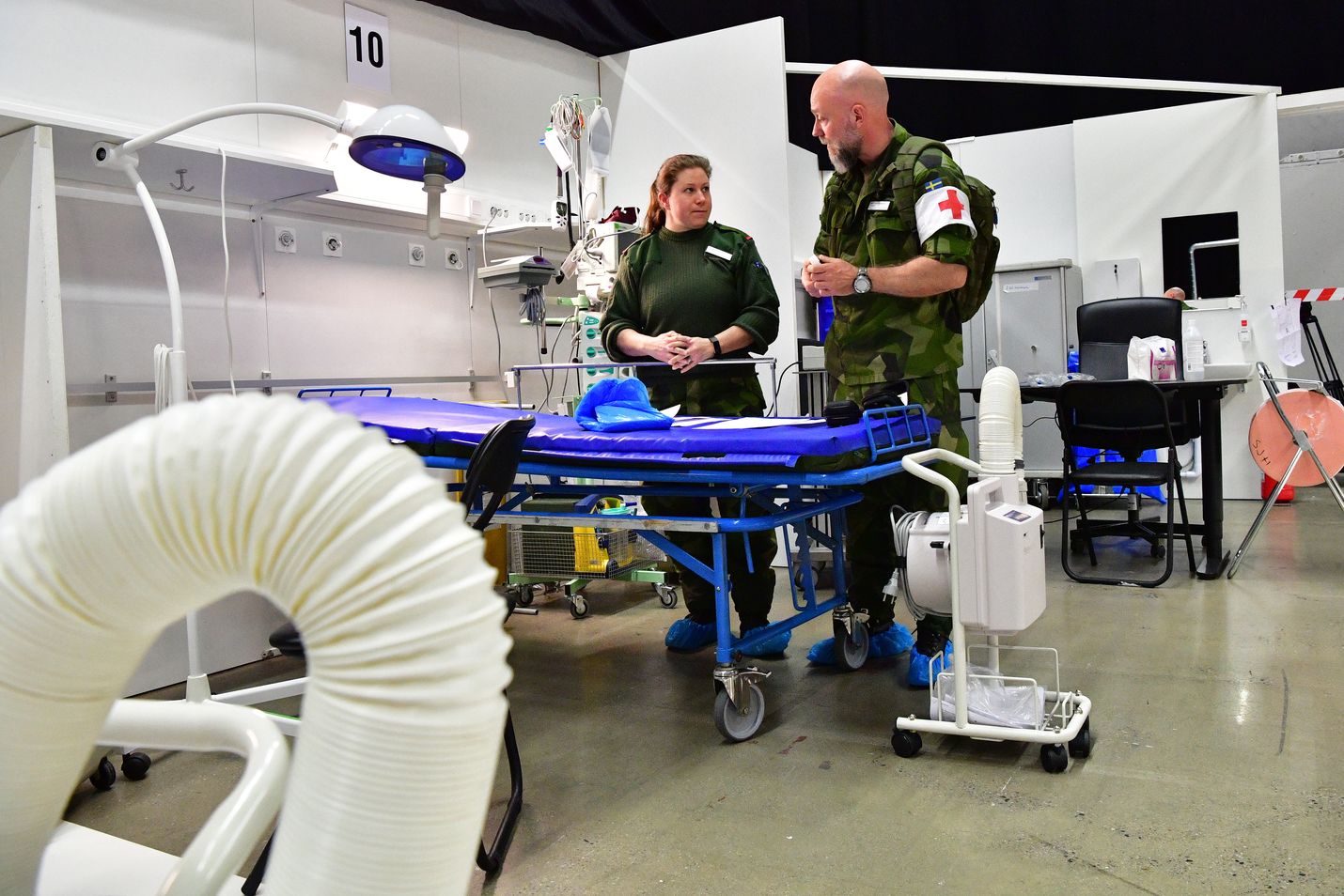 Tukholmassa valmisteltiin Stockholmsmässanin messukeskusta väliaikaiseksi koronasairaalaksi.