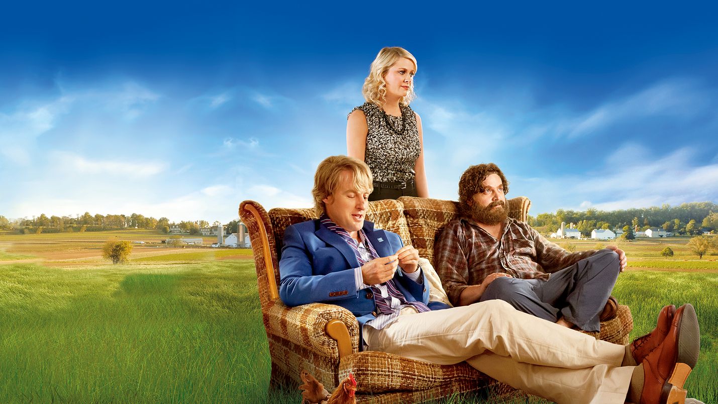 Are You Here -komediassa lapsuudenystävät (Owen Wilson, Zach Galifianakis ja Amy Poehler) lähtevät automatkalle vanhaan kotikaupunkiinsa, kun toinen kaveruksista saa kuulla isänsä kuolleen.