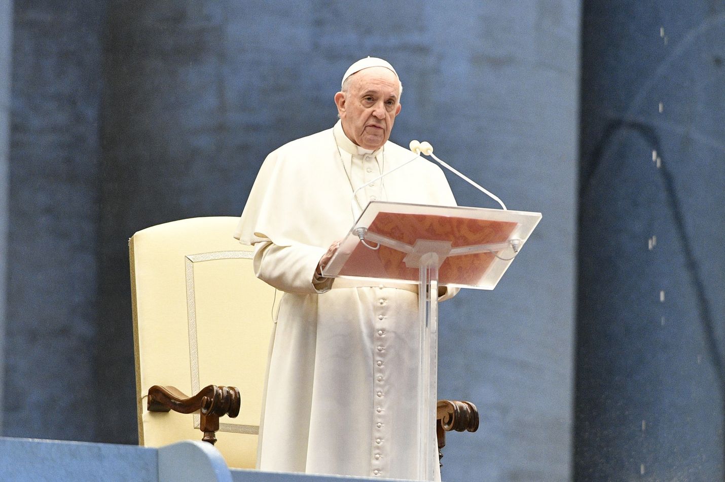 Paavi Franciscus puhui perjantaina tyhjälle Pietarinaukiolle Vatikaanissa.