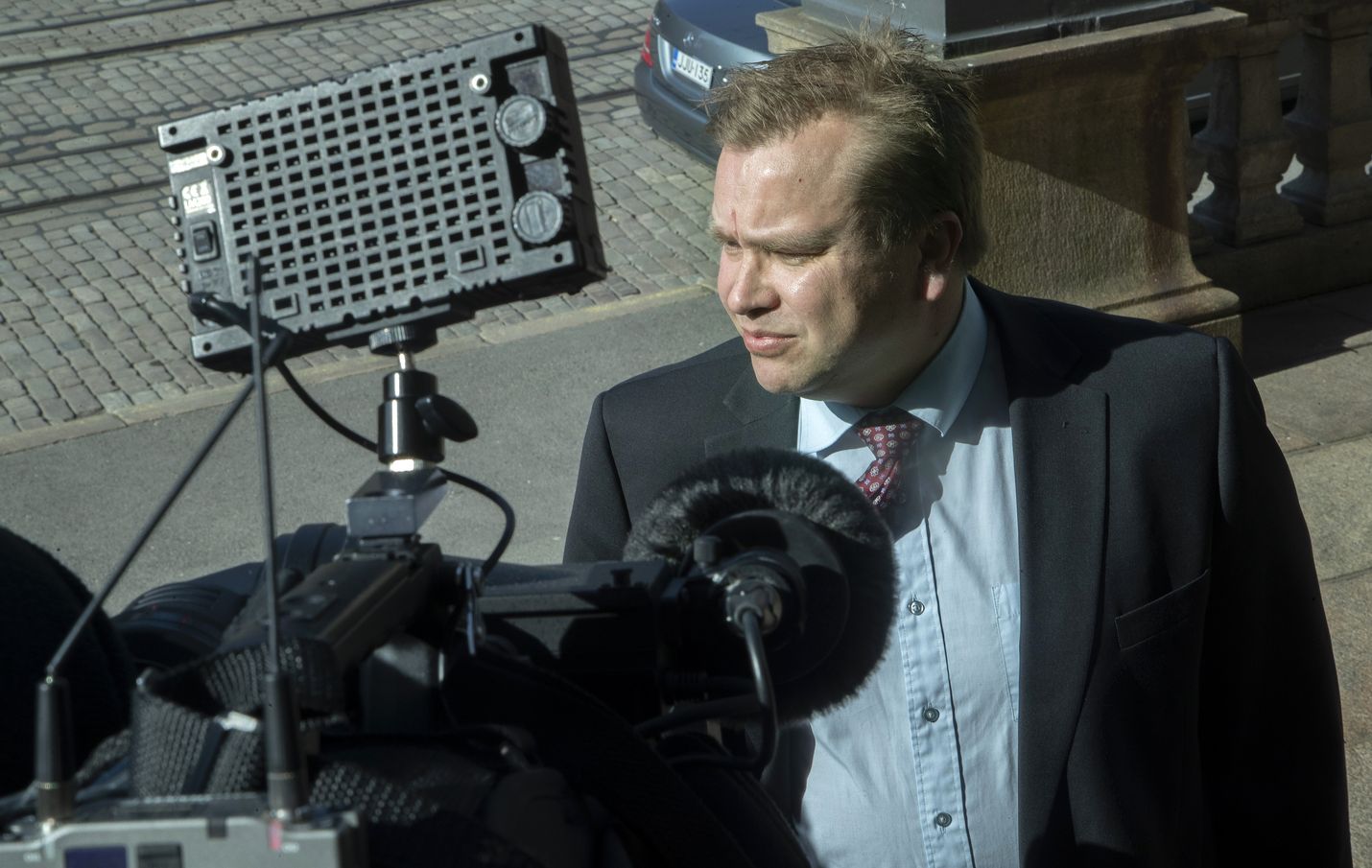 EU:n alaisissa kriisinhallintaoperaatioissa pysytään, ainakin toistaiseksi. Puolustusministeri Antti Kaikkonen (kesk.) kertoi, että EU-maiden puolustusministerit toivoivat, että jäsenmaat sitoutuvat operaatioihin poikkeuksellisesta tilanteesta huolimatta.