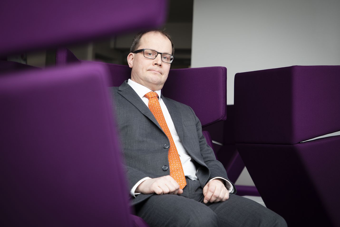 Huoltovarmuuskeskuksen Tomi Lounema selvitti maskikauppoja medialle torstai-iltana.