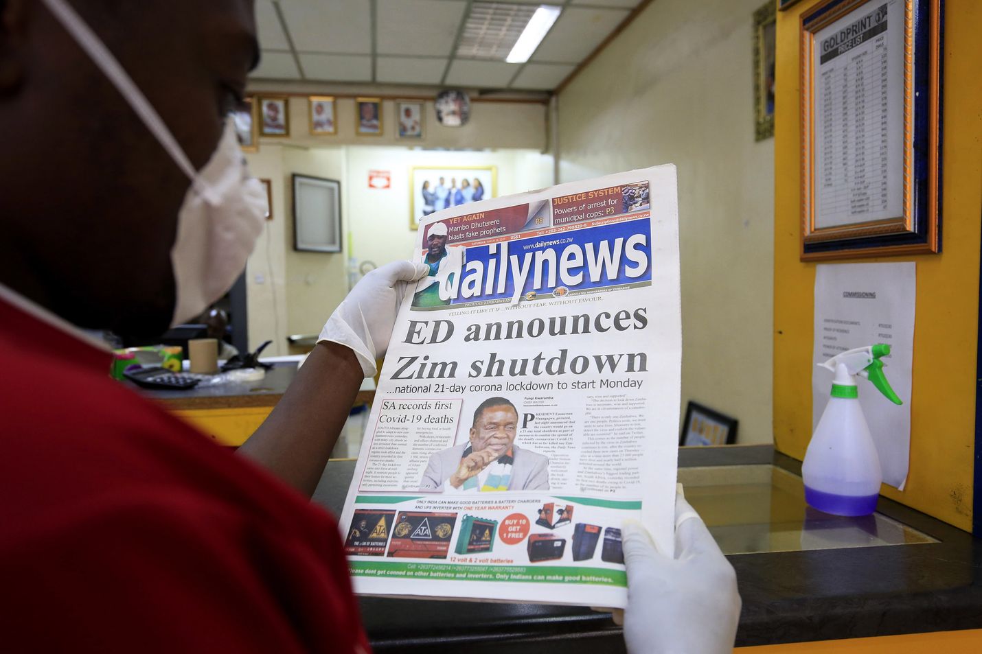 Zimbabwelaismies luki lehdestä hallituksen rajoitustoimista. Käytännössä koko Zimbabwe sulkeutui sen jälkeen, kun koronavirus vaati maassa ensimmäisen uhrin, mediapersoona Zororo Makamban.