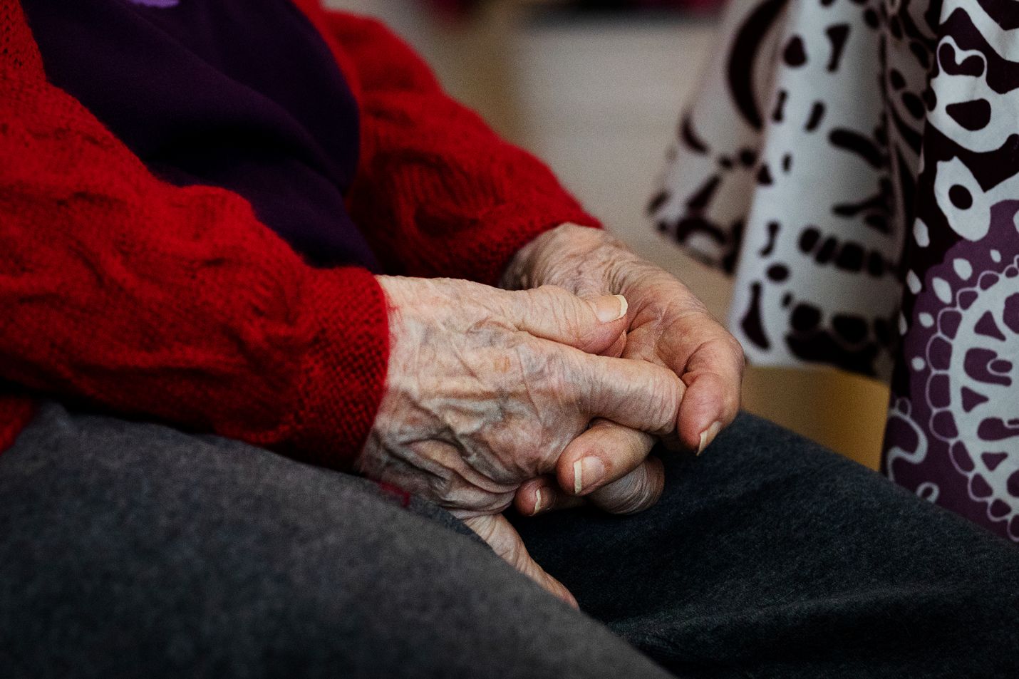 Vielä pari viikkoa sitten kaikkia hoitokodeissa tapahtuneita koronakuolemia ei laskettu edes tilastoihin. Nyt Kiuruveden hoitokotikuolemista on aloitettu poliisitutkinta.