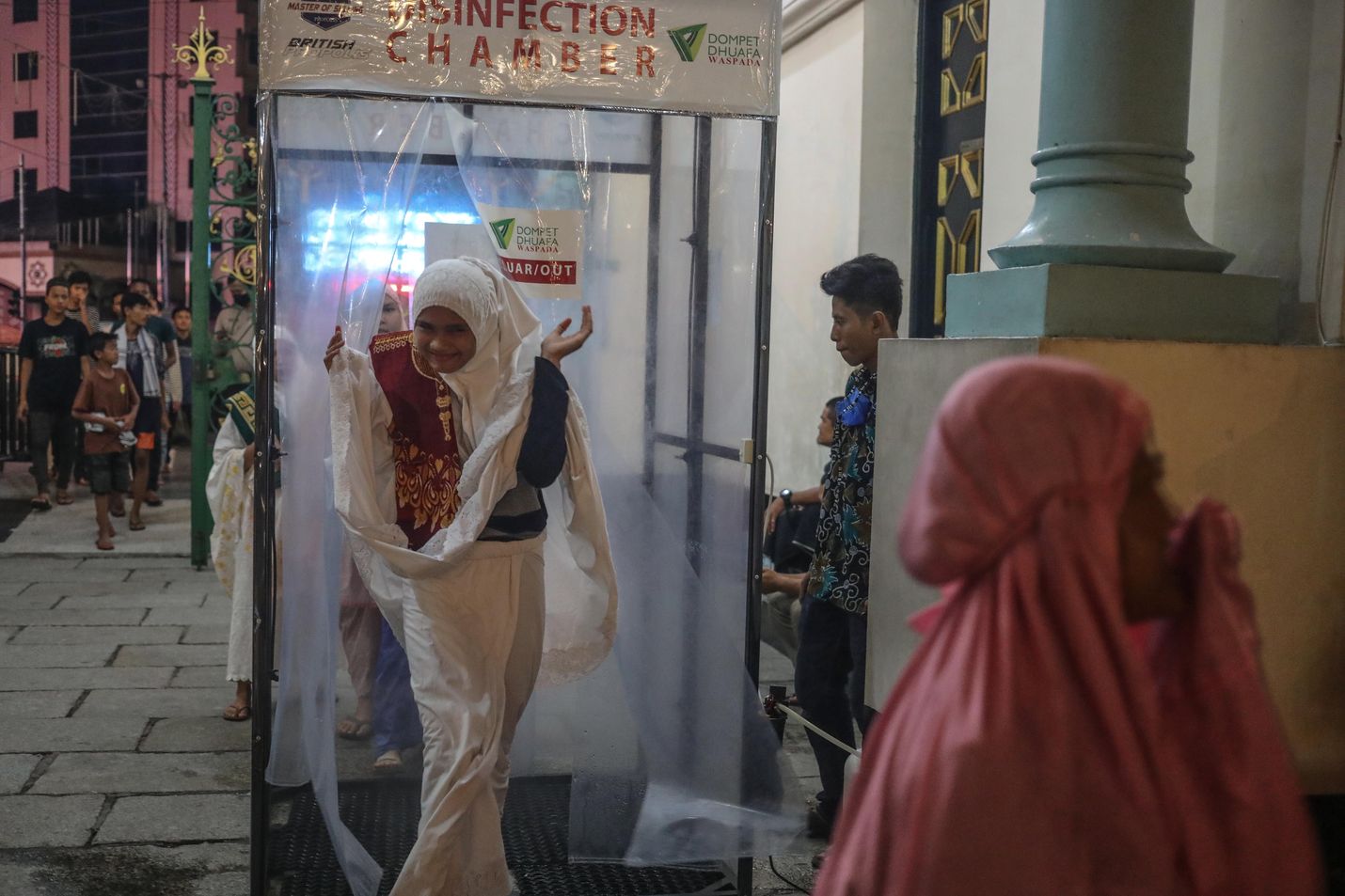Sumatralla Indonesiassa moskeijaan tulijoiden täytyi kulkea desinfioinnin kautta torstai-iltana, jolloin oli ensimmäisten ramadan-rukousten aika.