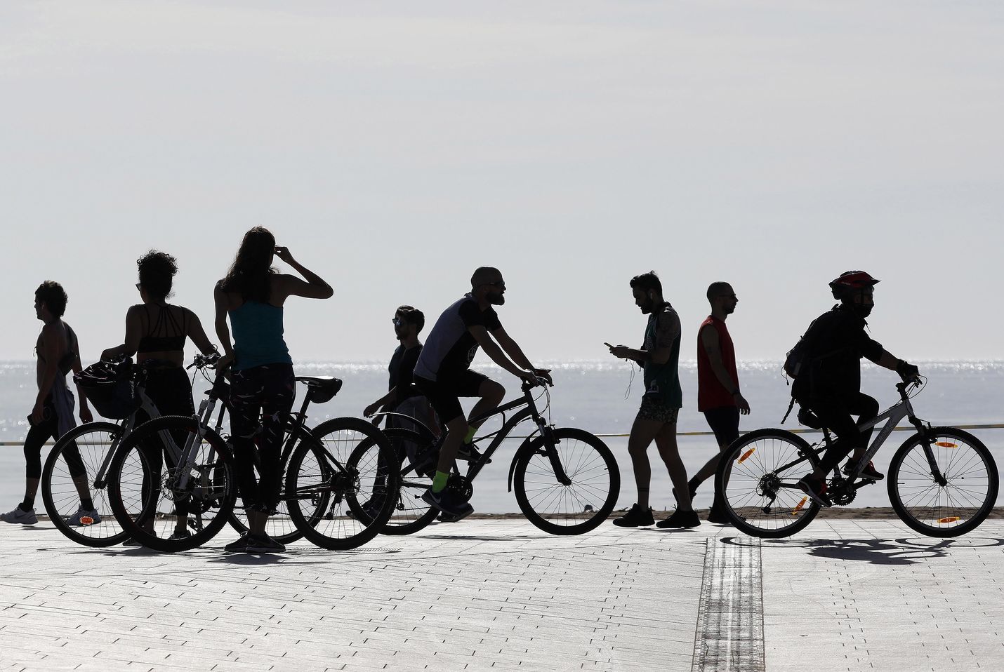 Kun Espanjassa helpotettiin liikkumisrajoituksia, Barcelonan rantabulevardi täyttyi pyöräilijöistä ja kävelijöistä.