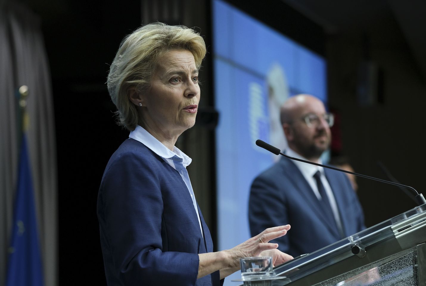 Euroopan komission puheenjohtaja Ursula von der Leyen ja Eurooppa-neuvoston puheenjohtaja Charles Michel kertoivat EU:n koronatoimista Brysselissä 23. maaliskuuta.