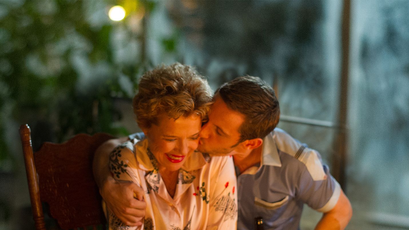 Tosipohjaisessa rakkaustarinassa nuori brittinäyttelijä (Jamie Bell) ja 1950-luvun kovaksikeitetty filmitähti Gloria Graham (Annette Bening) tapaavat toisensa 1970-luvun lopun Englannissa.