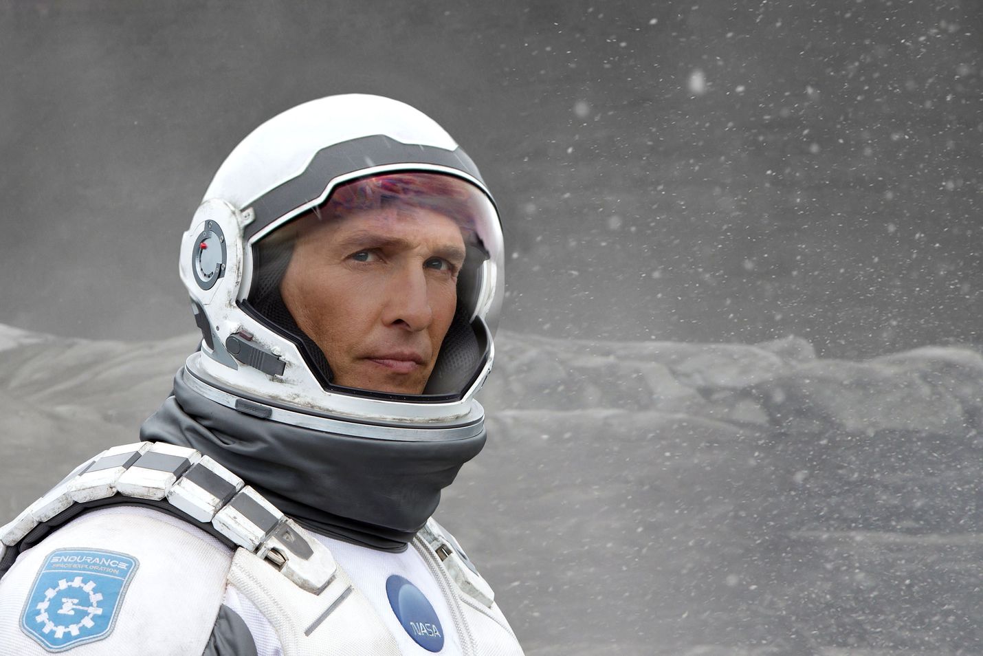 Tulevaisuuteen sijoittuvassa tieteiselokuvassa avaruuslentäjä Cooper (Matthew McConaughey