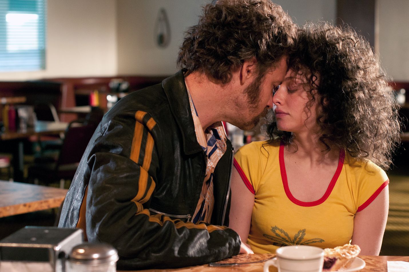 Puoliso Chuck (Peter Sarsgaard) teki Linda Lovelacesta (Amanda Seyfried) pornon ensimmäisen supertähden 1970-luvun alussa.