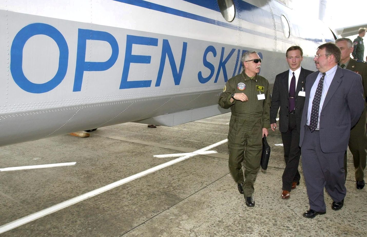 Avoin taivas -sopimukseen kuuluu 35 maata, ja valvonta- ja kuvauslennot alkoivat vuonna 2002. Belgian silloinen puolustusministeri Andre Flahaut katsasti venäläisen Antonov-koneen Brysellissä elokuussa 2002.