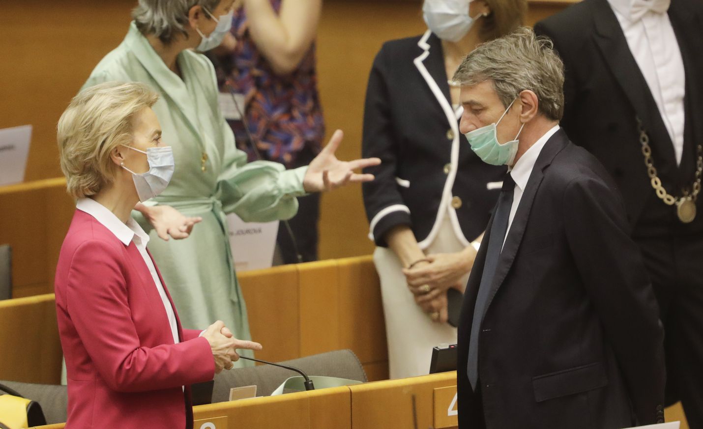 EU-komission puheenjohtaja Ursula von der Leyen ja parlamentin puhemies David Sassoli keskustelivat keskiviikkona Brysselissä. Saksa on myöntymässä koronatukiin Italialle.