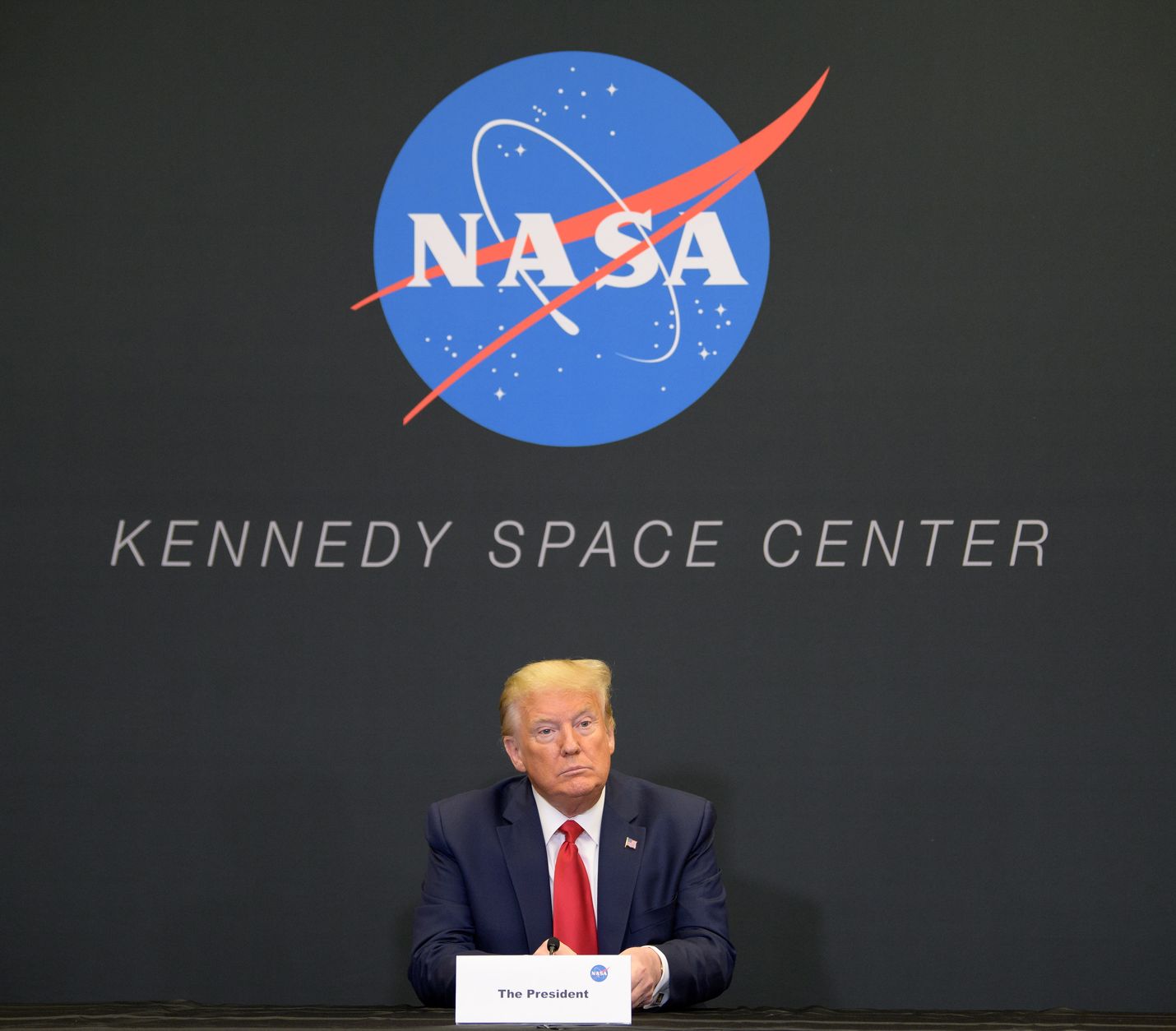 Presidentti Donald Trump kävi keskiviikkona turhaan Floridassa Kennedyn avaruuskeskuksessa, kun SpaceX-avaruusraketin laukaisu jouduttiin perumaan huonon sään takia.