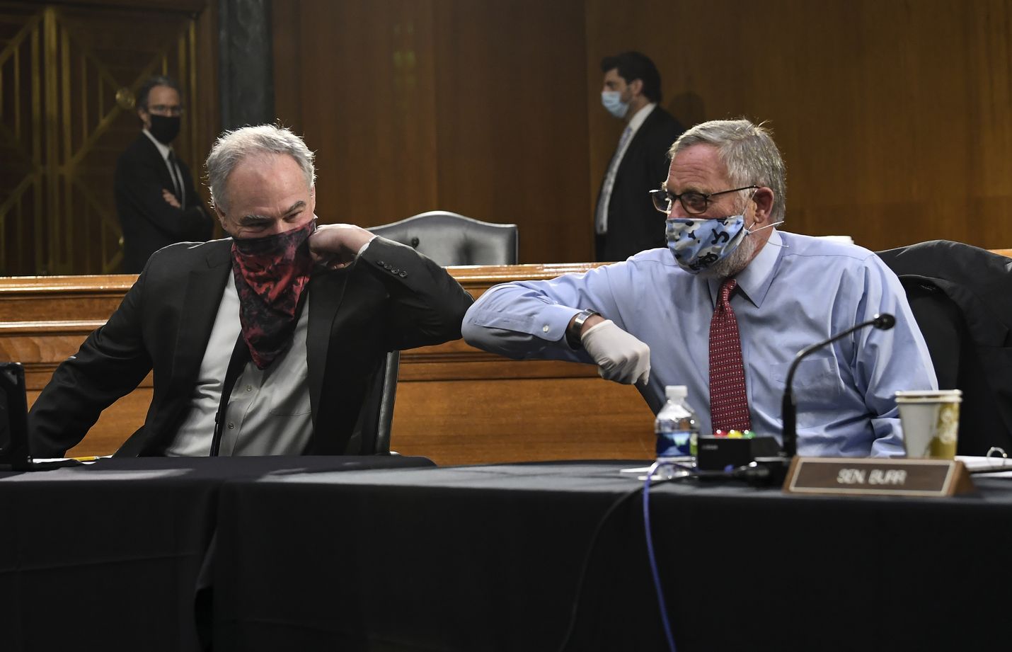 Senaattorit Tim Kaine (vas.) ja Richard Burr tervehtivät toisiaan korona-aikaan tyypilliseen tapaan senaatin terveys-, koulutus-, työ- ja eläkekomitean kokouksen alkaessa Washingtonissa 12. toukokuuta.