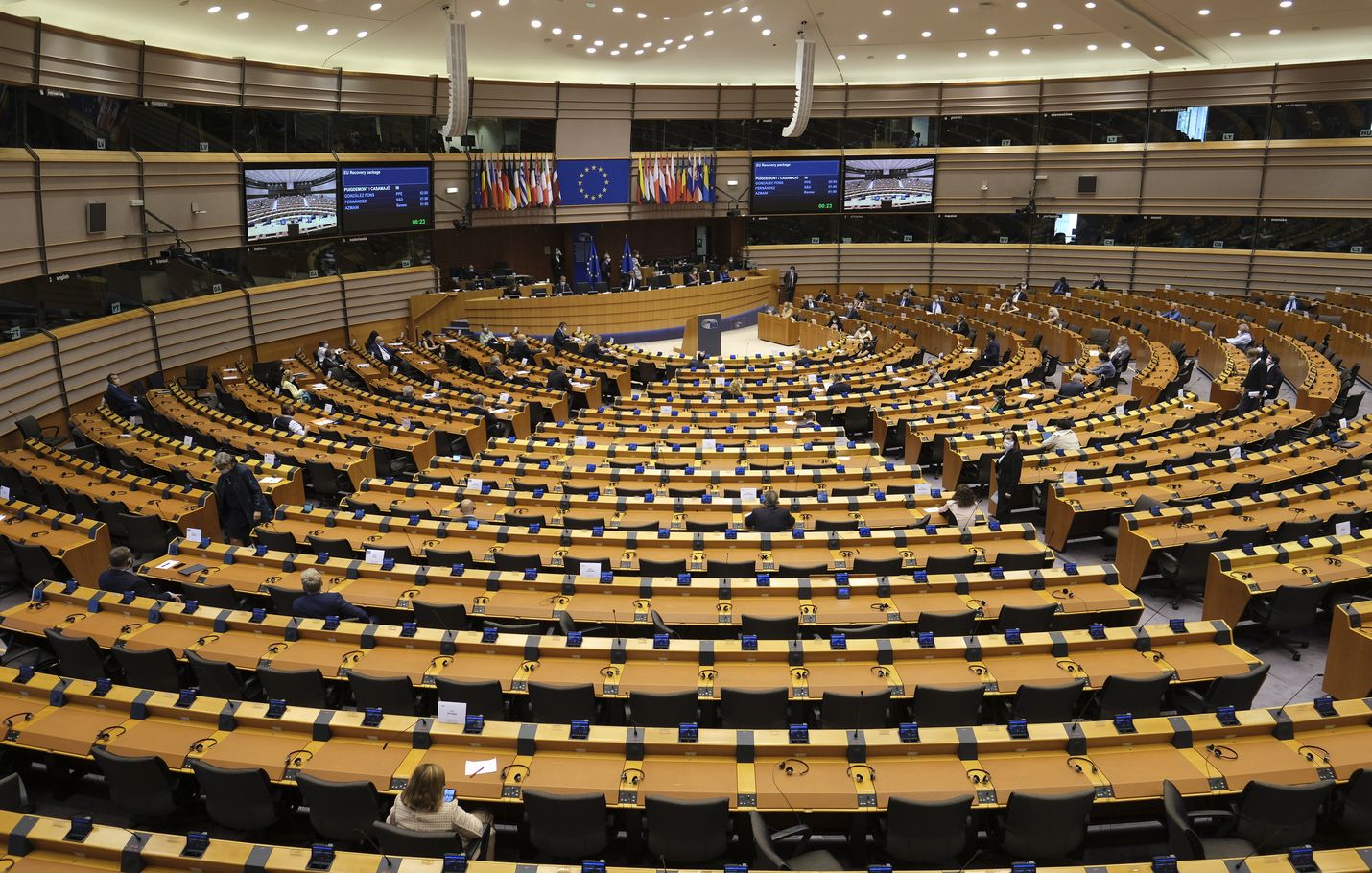 EU-komissio esittää 750 miljardin euron elpymisrahastoa. Jäsenmaiden on vielä hyväksyttävä se.