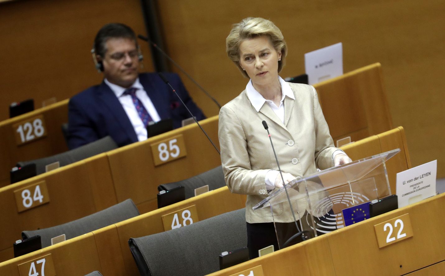 Ursula von der Leyen rakentaa kriisissä luottamusta puhumalla inhimillisesti ilman EU:n korkean vallankäyttäjän elkeitä. Kuva on europarlamentista 16:nnelta huhtikuuta.