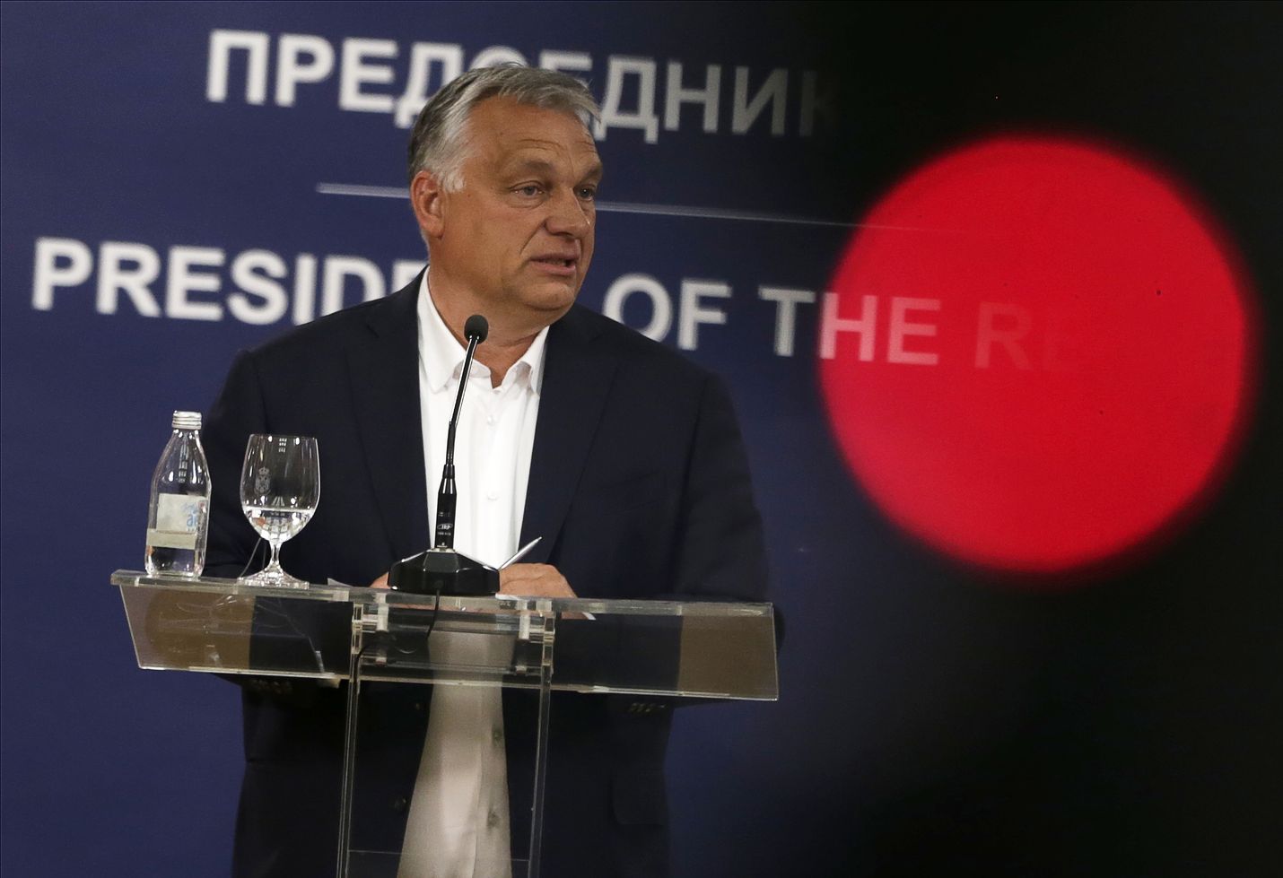 Parlamentti antoi Unkarin pääministerille Viktor Orbánille käytännössä yksinvallan koronapoikkeuslailla. Orbán puhui lehdistölle 15. toukokuuta vieraillessaan Serbiassa.