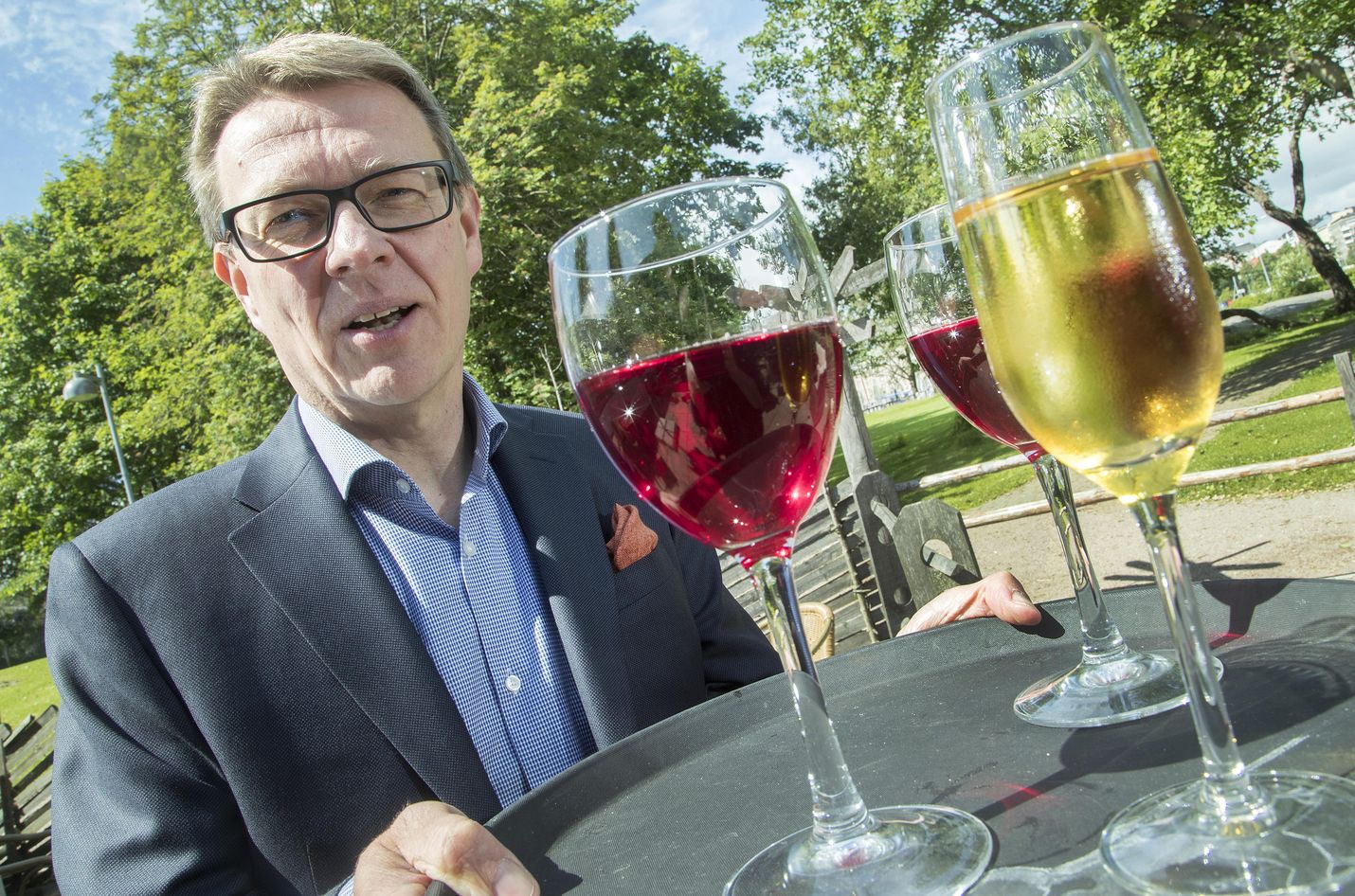 Timo Lapin mielestä ravintoloita koskevat rajoitukset tulisi purkaa kesäkuun aikana. Kuva on ajalta ennen koronarajoituksia.