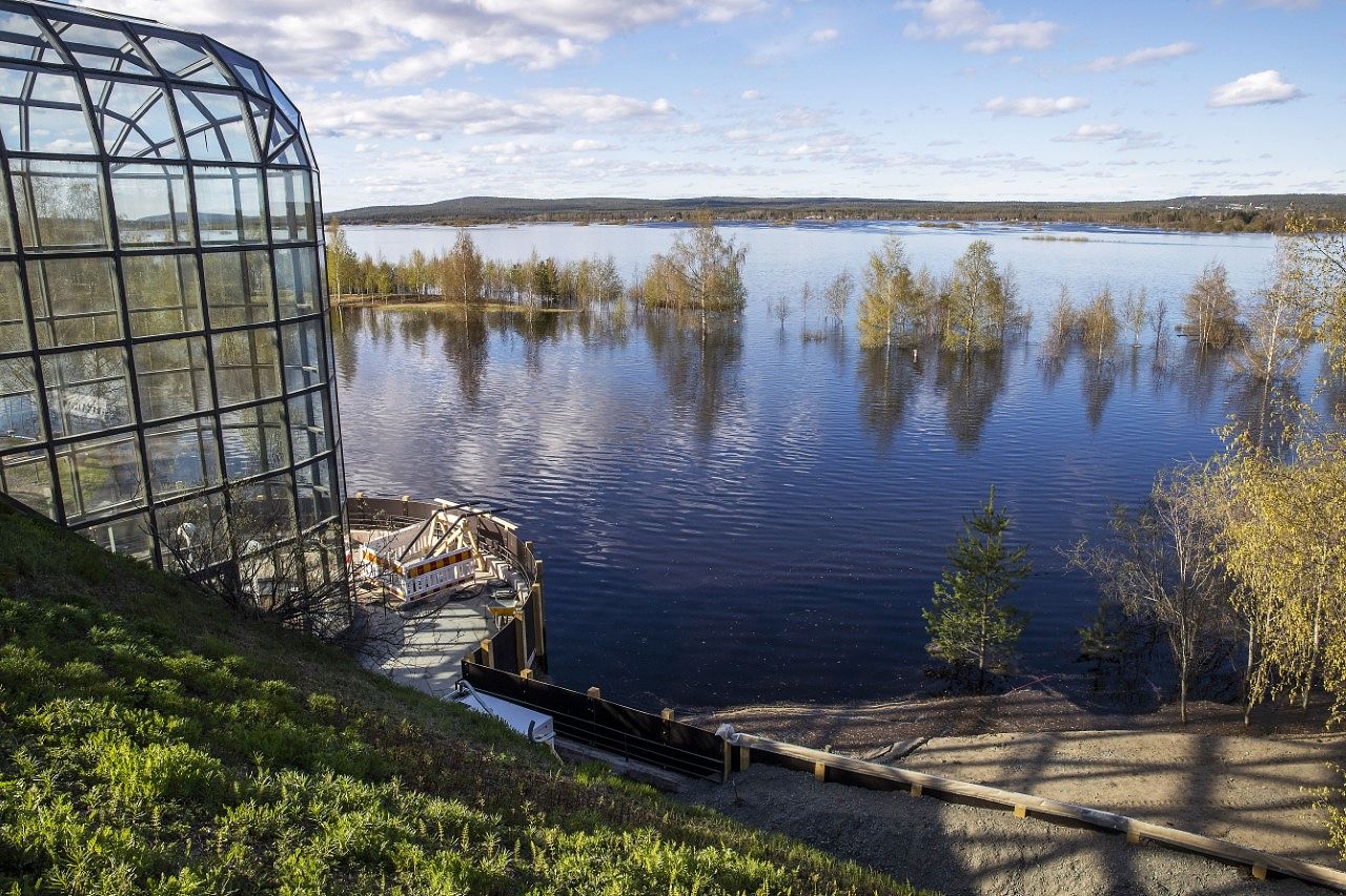 Vesi on Rovaniemen keskustassa 4,5 metriä tavallista kesäpintaa korkeammalla.