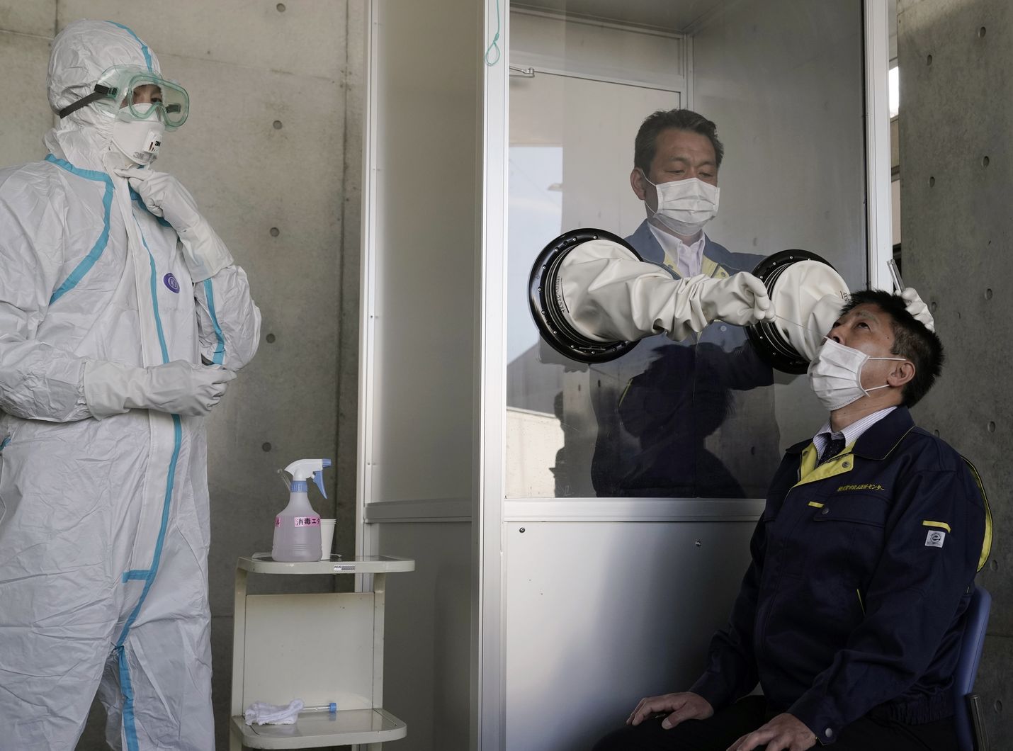 Yokosukassa Japanissa esiteltiin huhtikuun lopussa, miten koronavirusta voidaan testata varotoimien kera.
