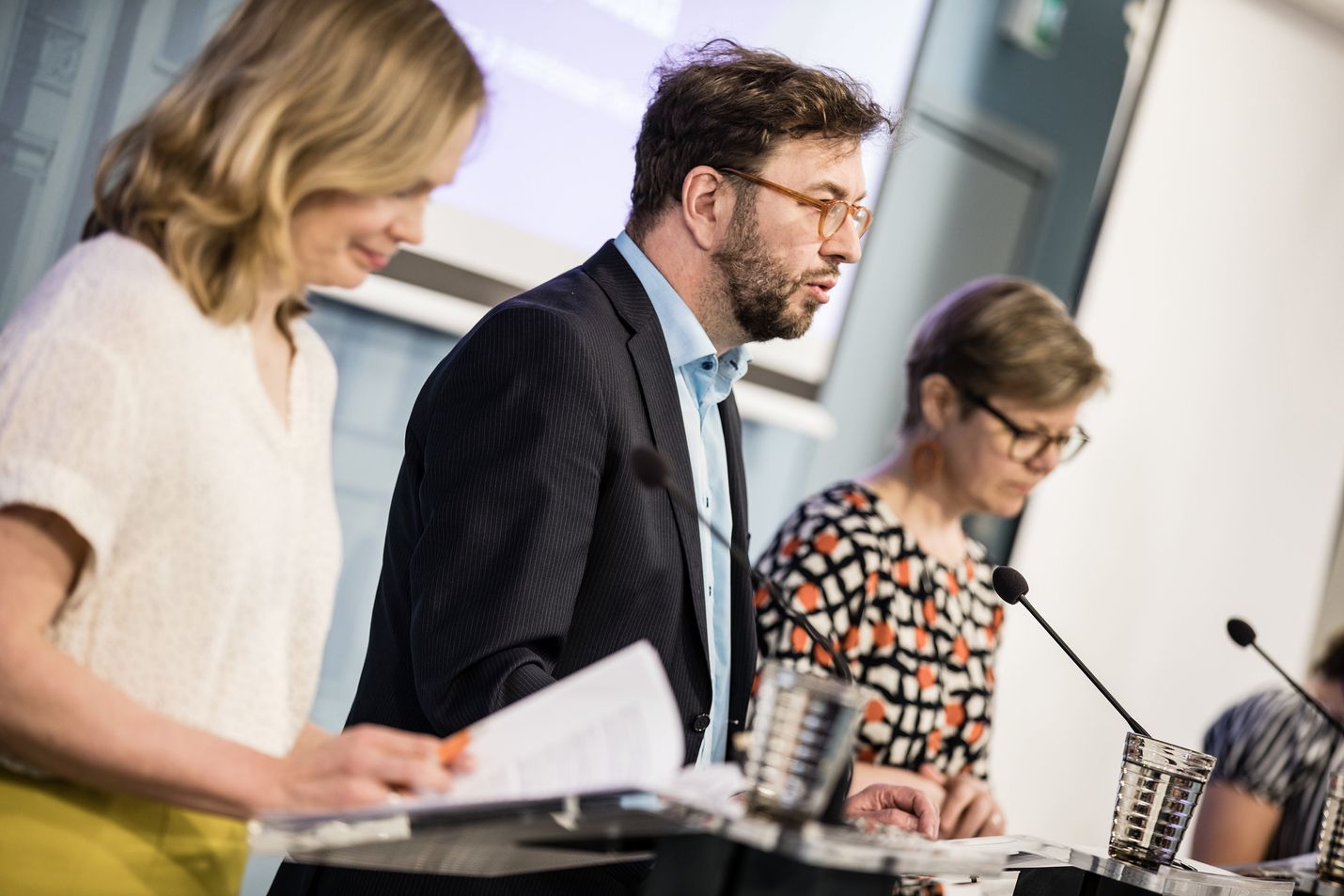 Tiede- ja kulttuuriministeri Hanna Kosonen, liikenne- ja viestintäministeri Timo Harakka ja ympäristö- ja ilmastoministeri Krista Mikkonen kertoivat MAL -sopimusten sisällöstä.