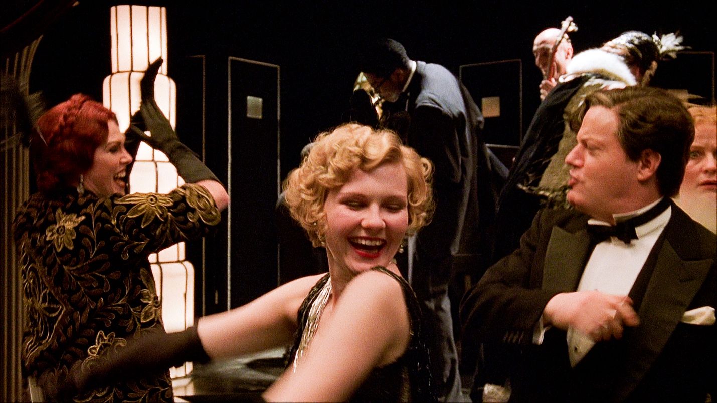 Murha vailla syyllisyyttä kertoo skandaalinkäryiseen kuolemantapaukseen johtaneista viikonloppukemuista, joihin osallistuivat filmitähdet Elinor Glyn (Joanna Lumley), Marion Davies (Kirsten Dunst) ja Charles Chaplin (Eddie Izzard).