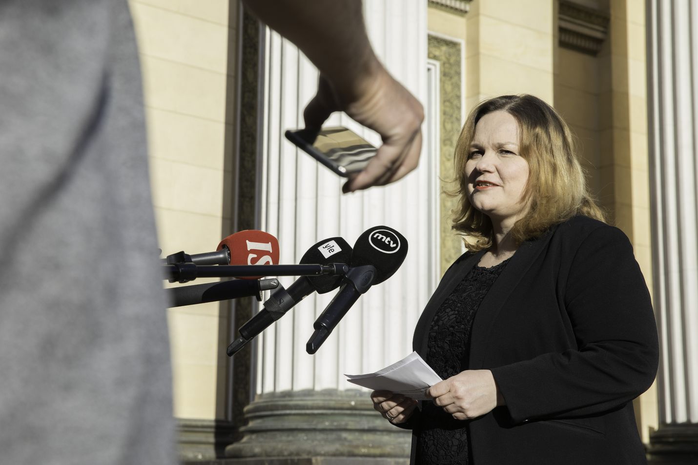 Perhe- ja peruspalveluministeri Krista Kiuru on tyytyväinen sote-uudistuksen etenemiseen.