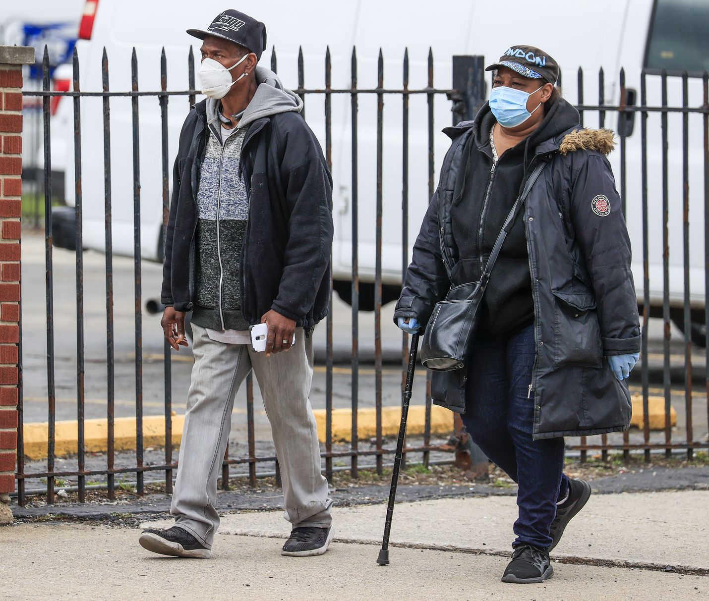 Kaksi mustaa käveli huhtikuussa Chicagossa asuinalueella, jossa asuu enimmäkseen mustia. Pian koronaviruspandemian alkamisen jälkeen huomattiin, että virus iskee etenkin etnisiin vähemmistöihin Yhdysvalloissa.