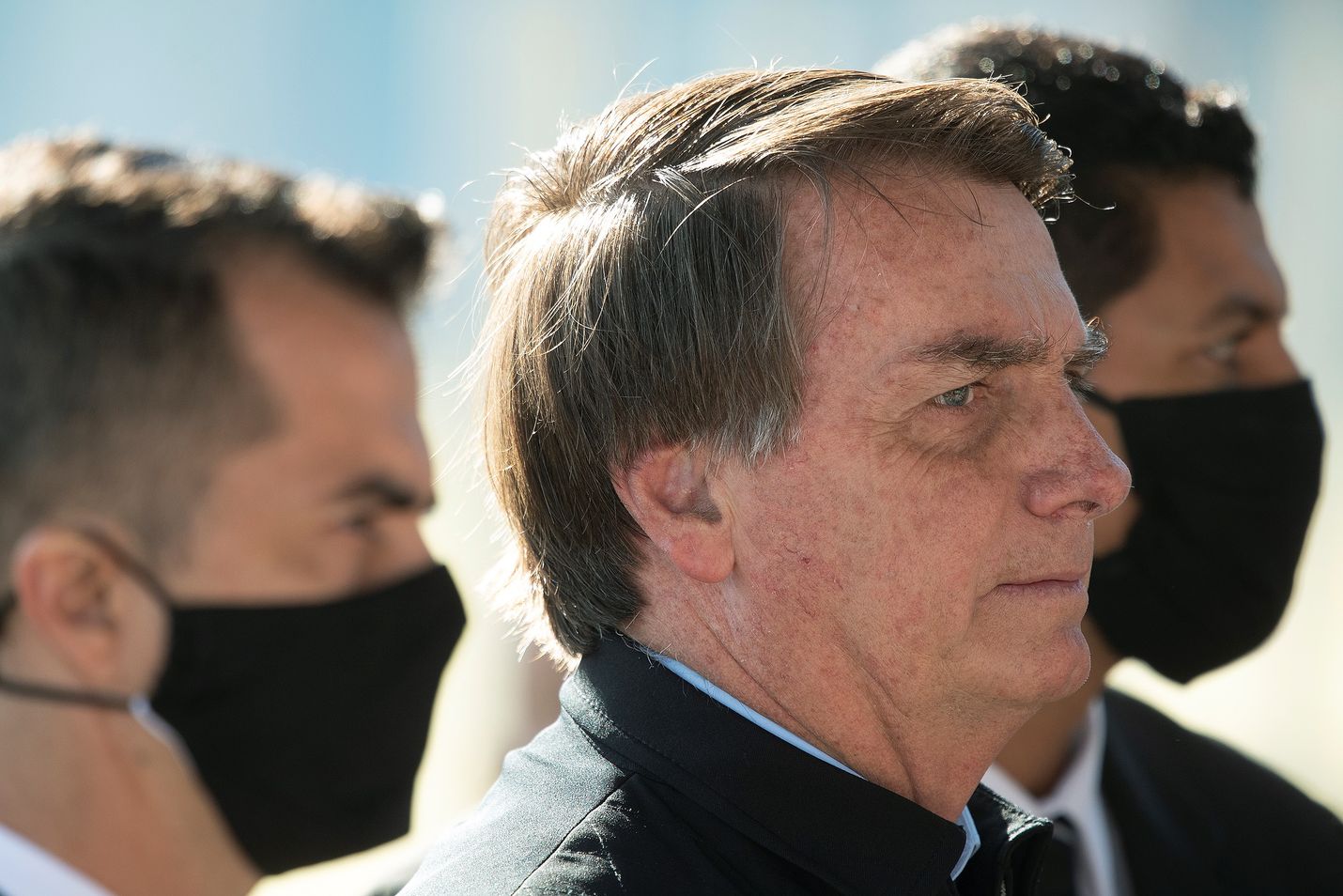 Brasilian oikeistopresidentti Jair Bolsonaro kieltäytyi käyttämästä kasvomaskia puhuessaan kannattajilleen torstaina.