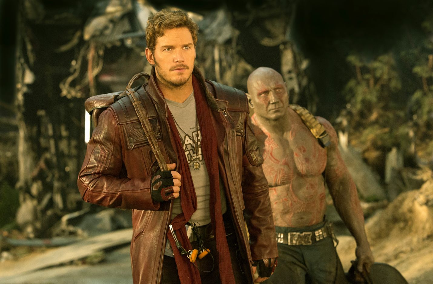 Chris Pratt esittämä Tähtlordi ja David Bautistan Drax Tuhoaja reissaavat tähtien välisessä avaruudessa.