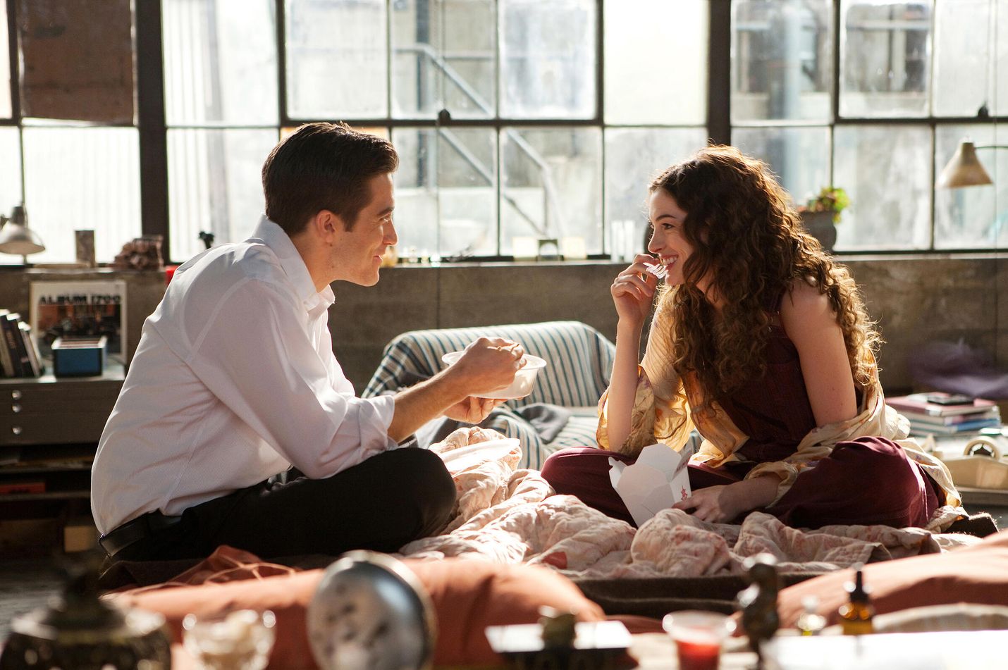 Love and Other Drugs -elokuvassa lääkefirman myyntitykki (Jake Gyllenhaal) tutustuu Parkinsonin tautia sairastavaan Maggieen (Anna Hathaway).